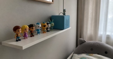 Wandregal im Kinderzimmer mit Hörfiguren