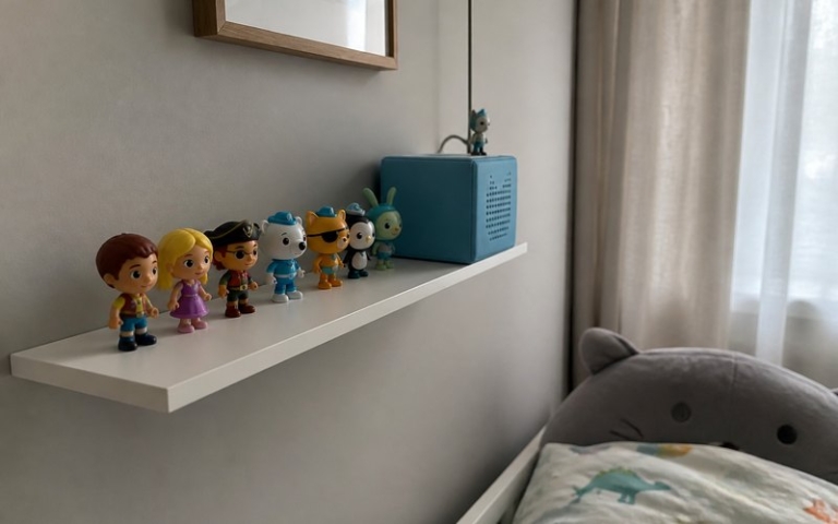 Wandregal im Kinderzimmer mit Hörfiguren