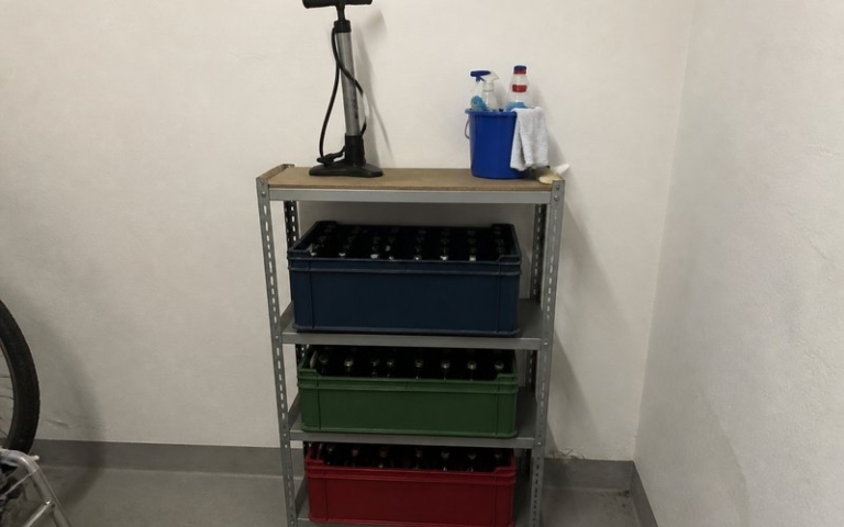 Regal für Getränkekisten in der Speisekammer