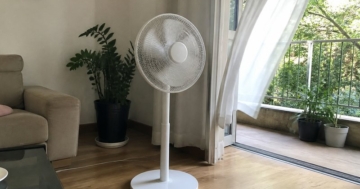 Standventilator im Wohnzimmer am Fenster