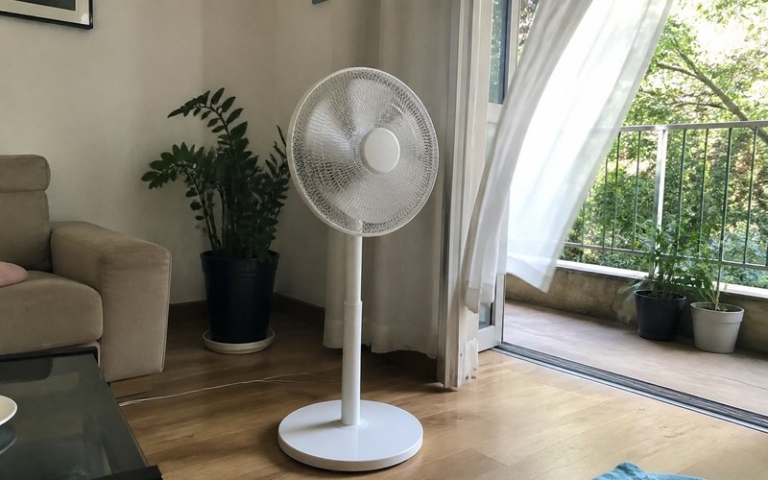 Standventilator im Wohnzimmer am Fenster